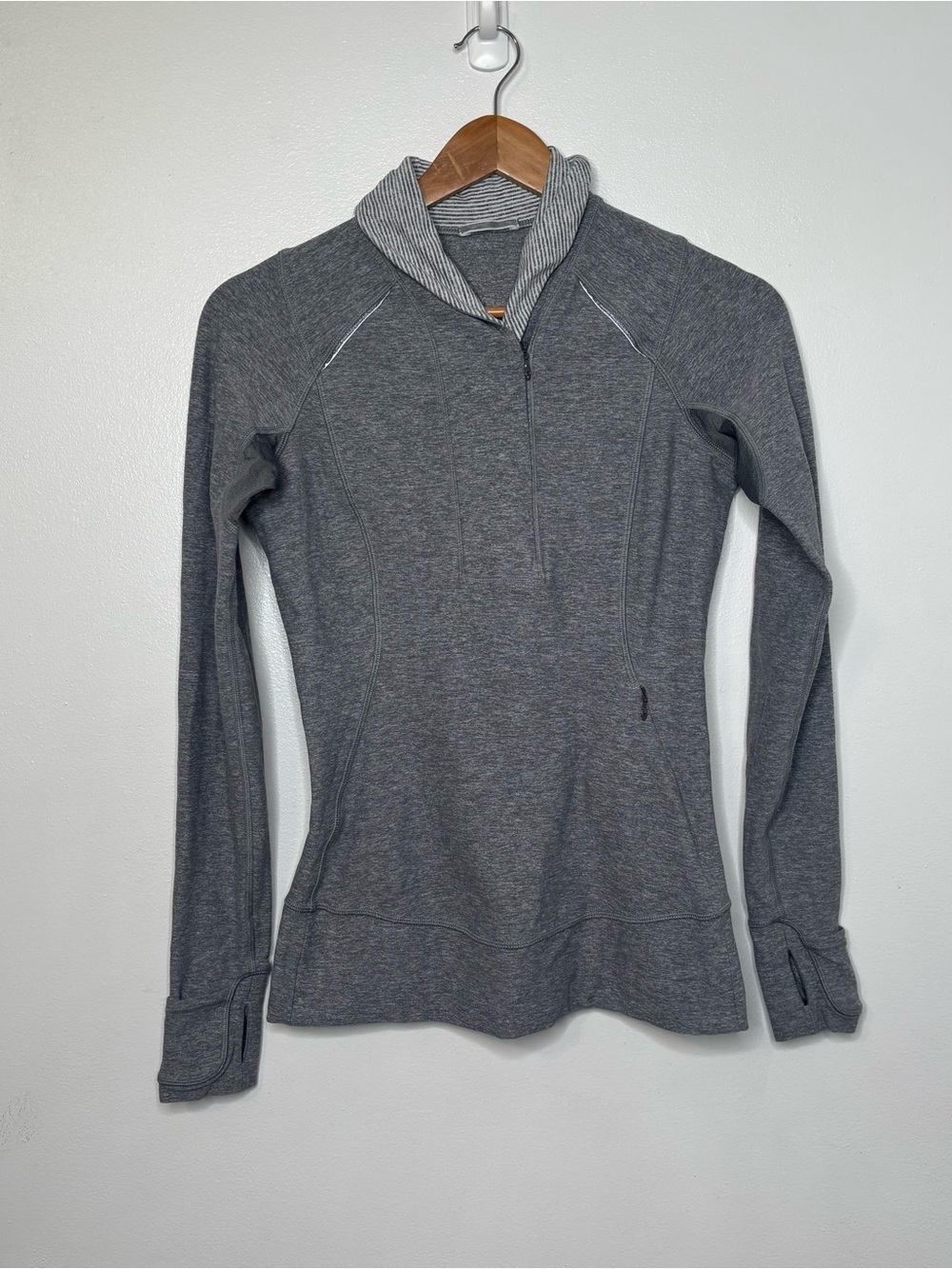 Lululemon Think Fast Pullover Women’s 6 Gray Athletic Thumbholes